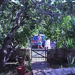 House With A Garden 50m From The Sea アパート *