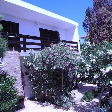 House With A Garden 50m From The Sea * Pag Town