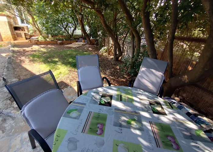 House With A Garden 50m From The Sea * Pag Town