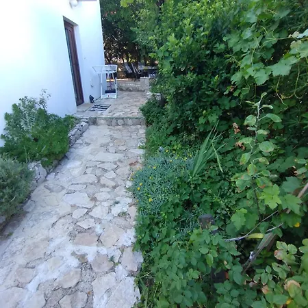 House With A Garden 50m From The Sea Košljun