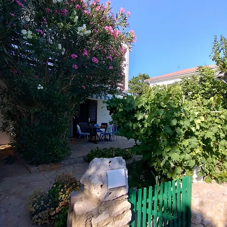 House With A Garden 50m From The Sea Apartamento Košljun