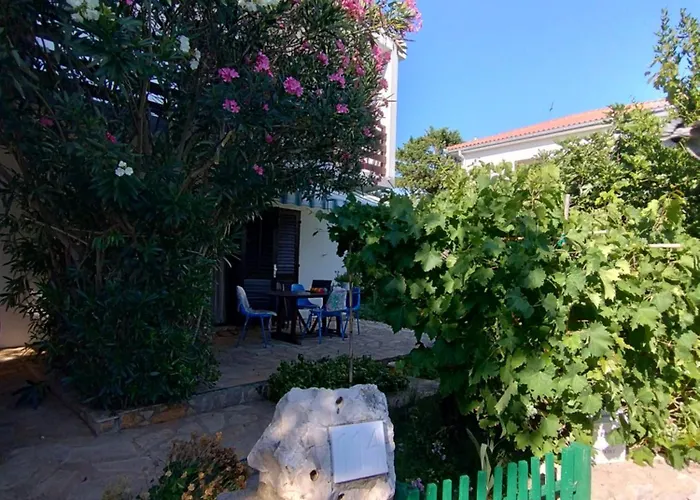 House With A Garden 50m From The Sea Апартаменты Паг